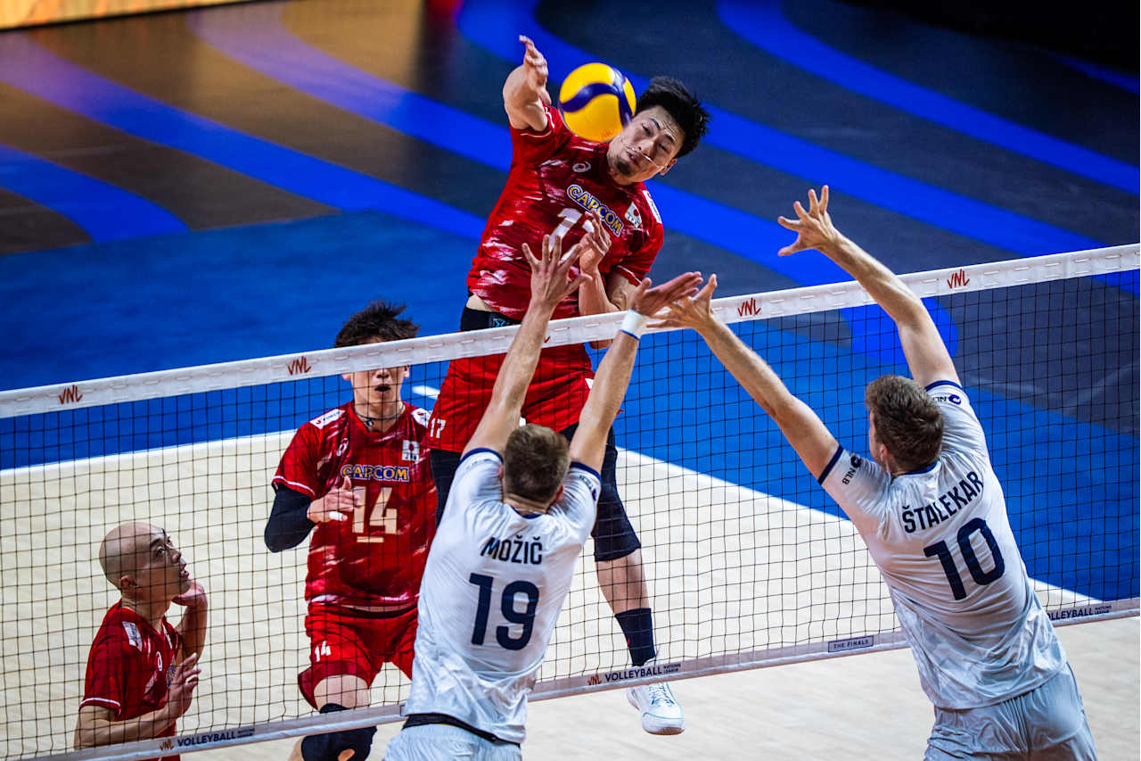 バレーボール・ネーションズリーグ（VNL）日本代表対スロベニア、男子３位決定戦（C）Volleyball World