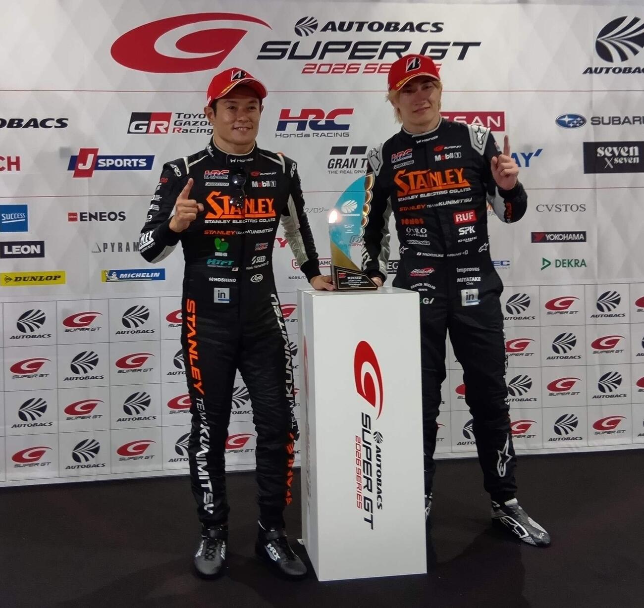 GT500クラスを制した山本尚貴（左）、牧野任祐