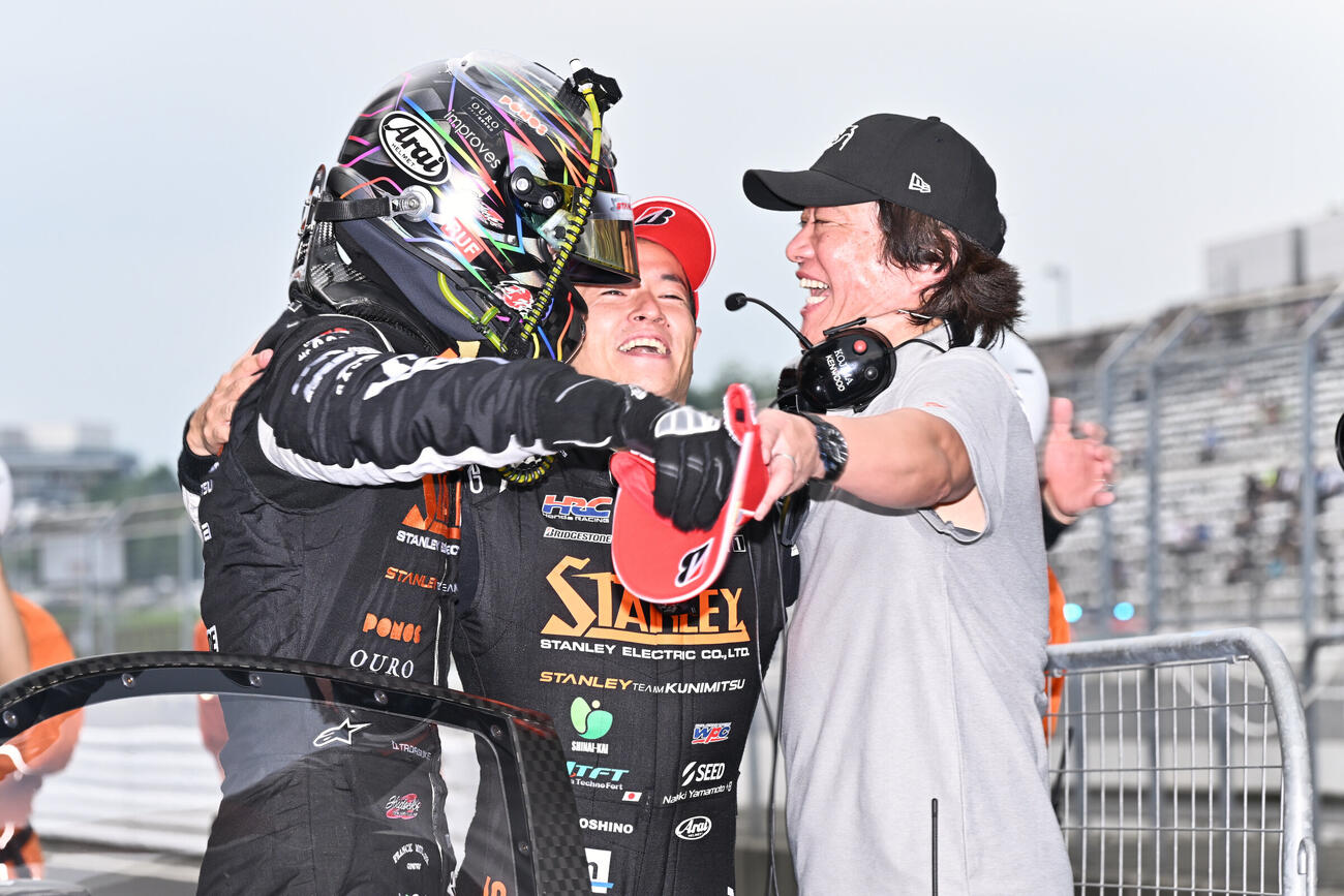 GT500クラスで優勝して抱き合う牧野任祐、山本尚貴、小島一浩監督（左から＝GTA提供）