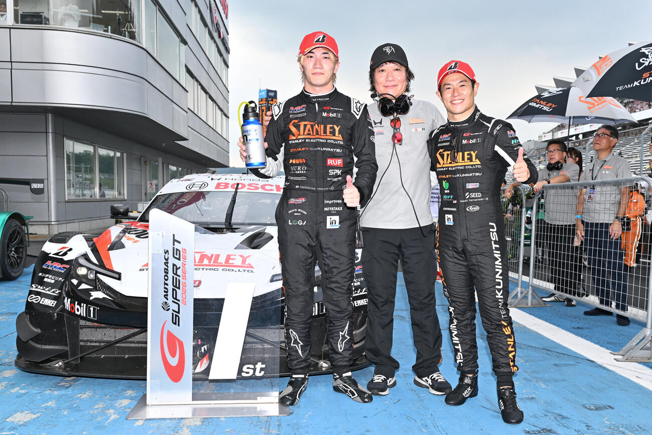 GT500クラスで優勝した牧野任祐、小島一浩監督、山本尚貴（左から＝GTA提供）