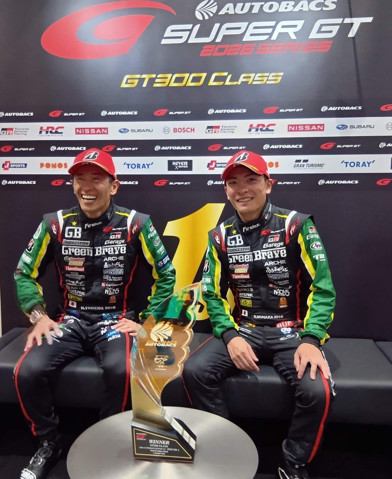GT300クラスの優勝トロフィーを前に喜ぶ吉田広樹、野中誠太（左から）