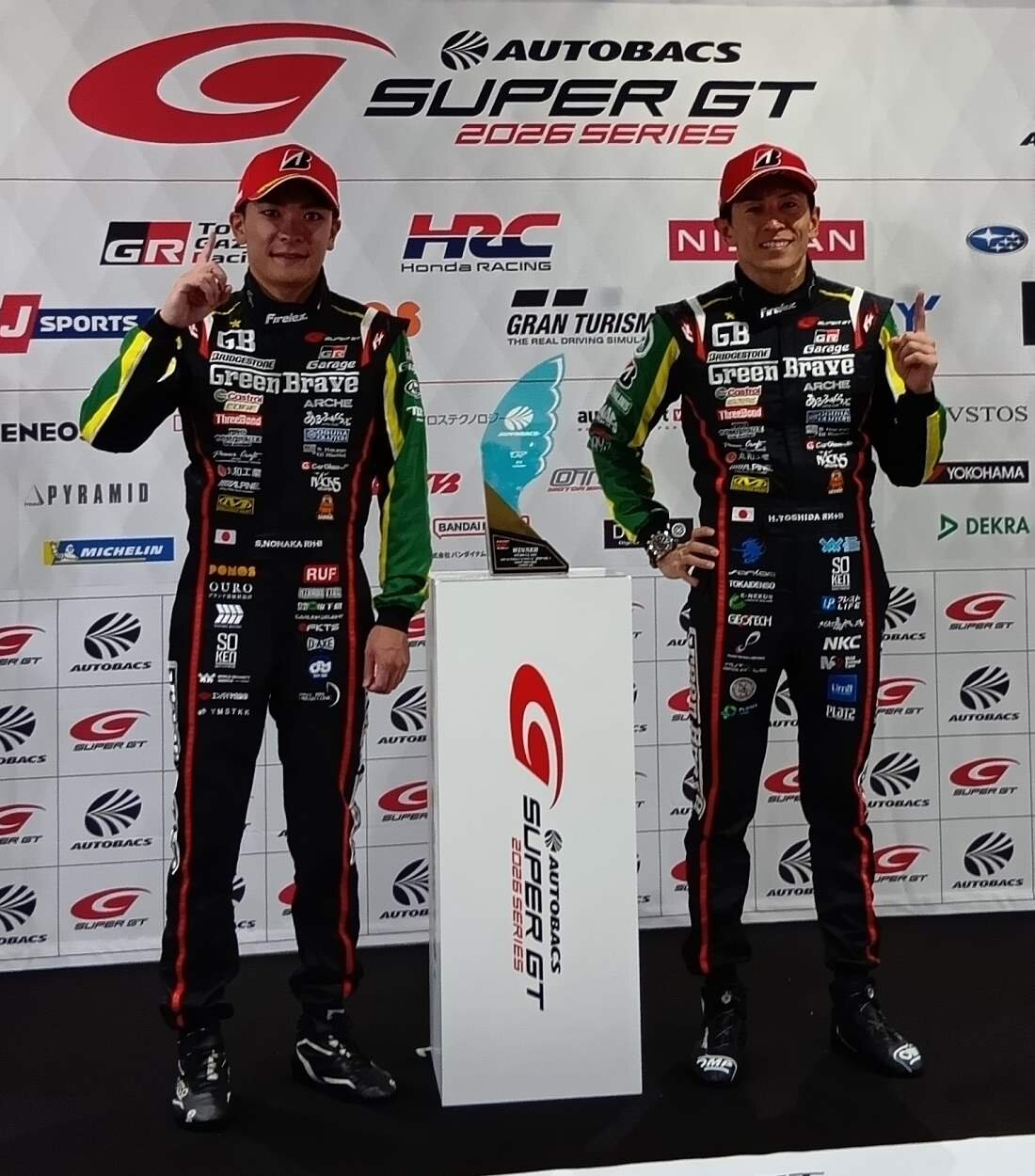 GT300クラスを制した吉田広樹（左）、野中誠太