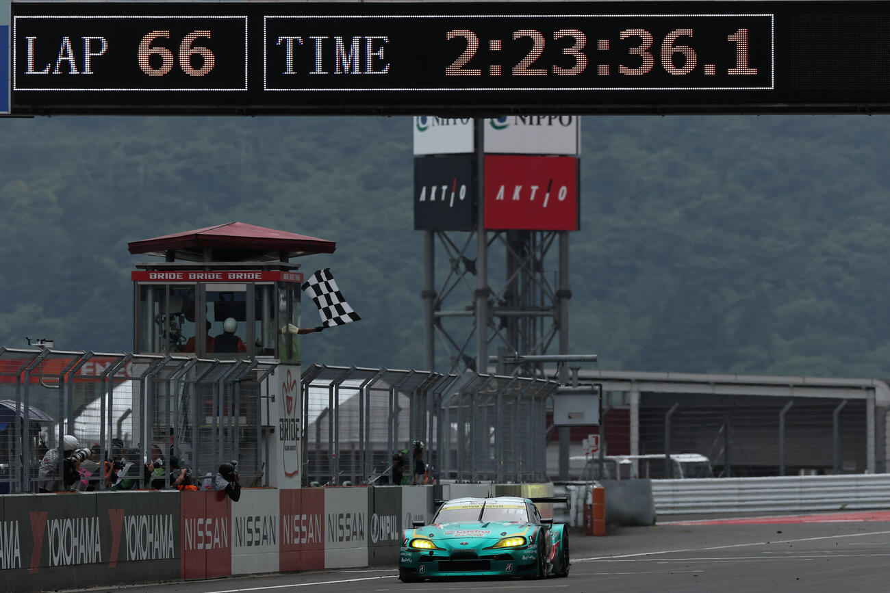 GT300クラスでチェッカーを受ける52号車（GTA提供）