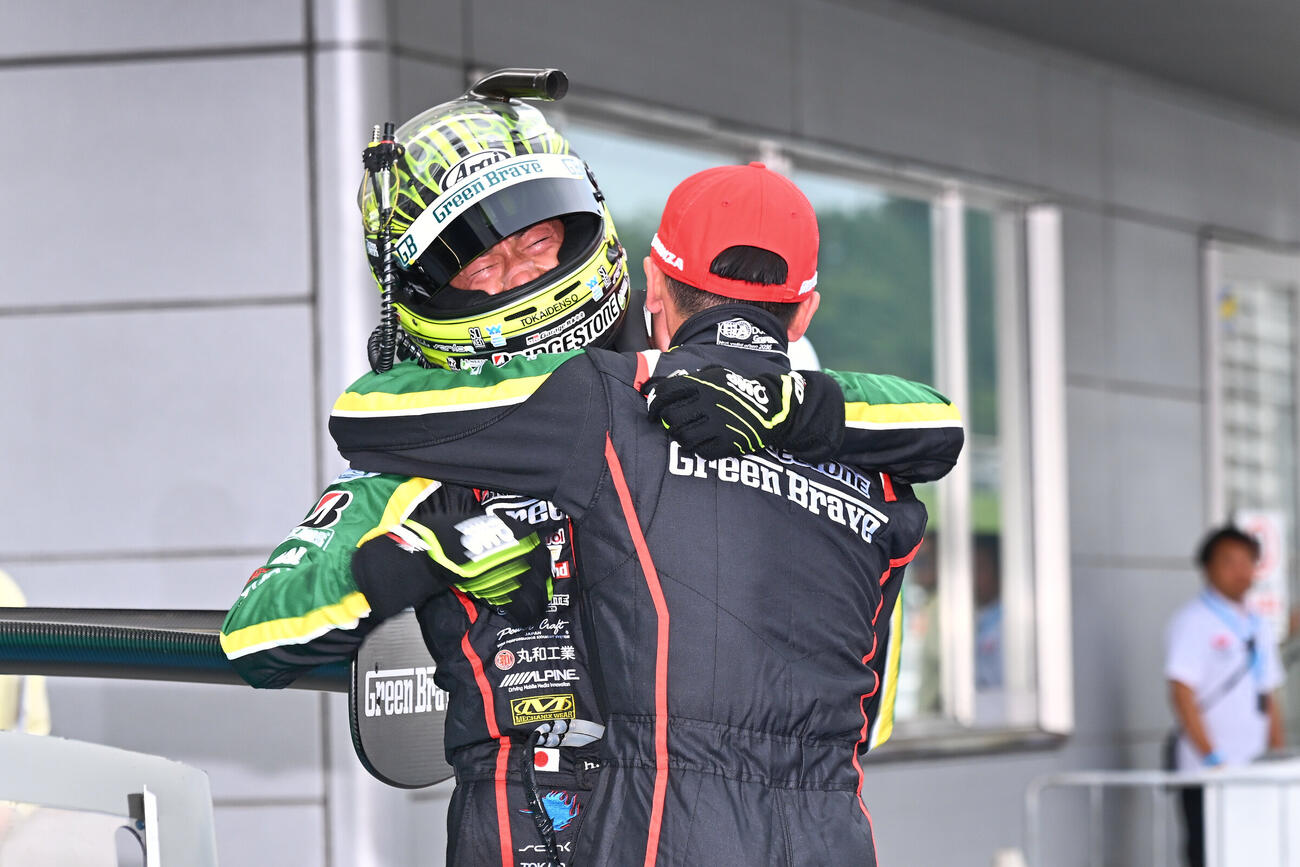 GT300クラスで優勝し抱き合う吉田広樹、野中誠太（左から＝GTA提供）