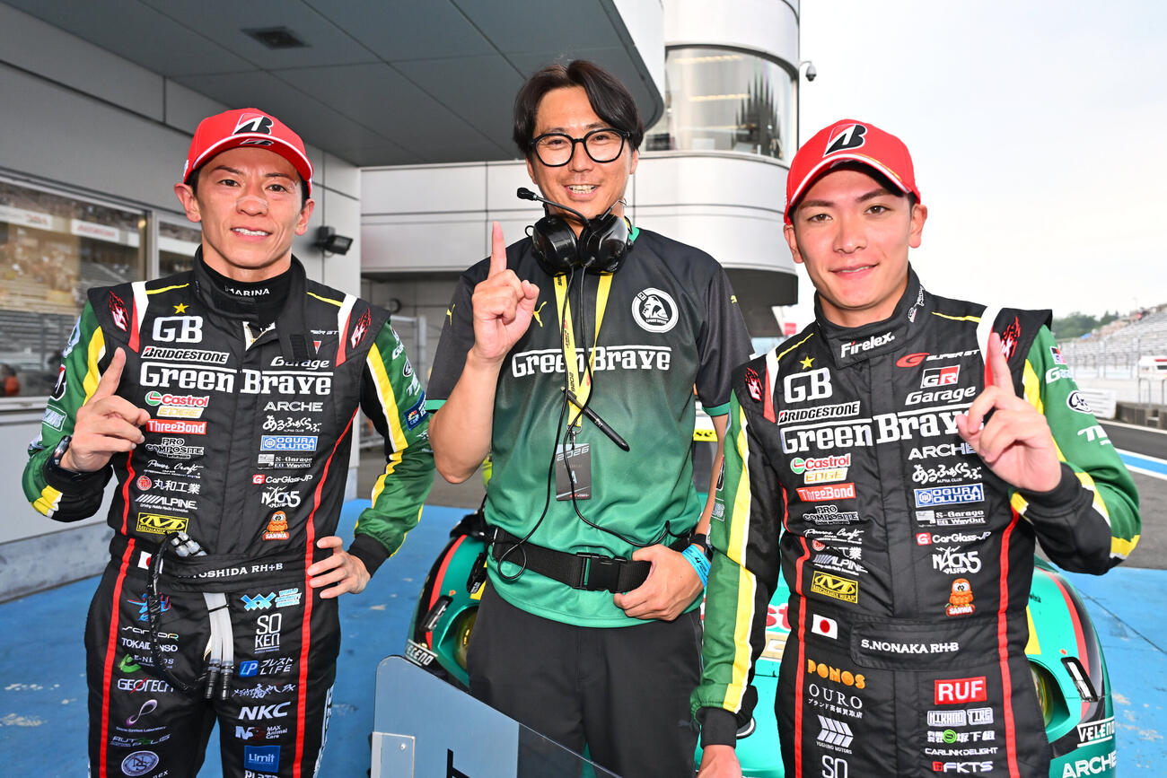 GT300クラスで優勝し抱き合う吉田広樹、丸山恵介監督、野中誠太（左から＝GTA提供）