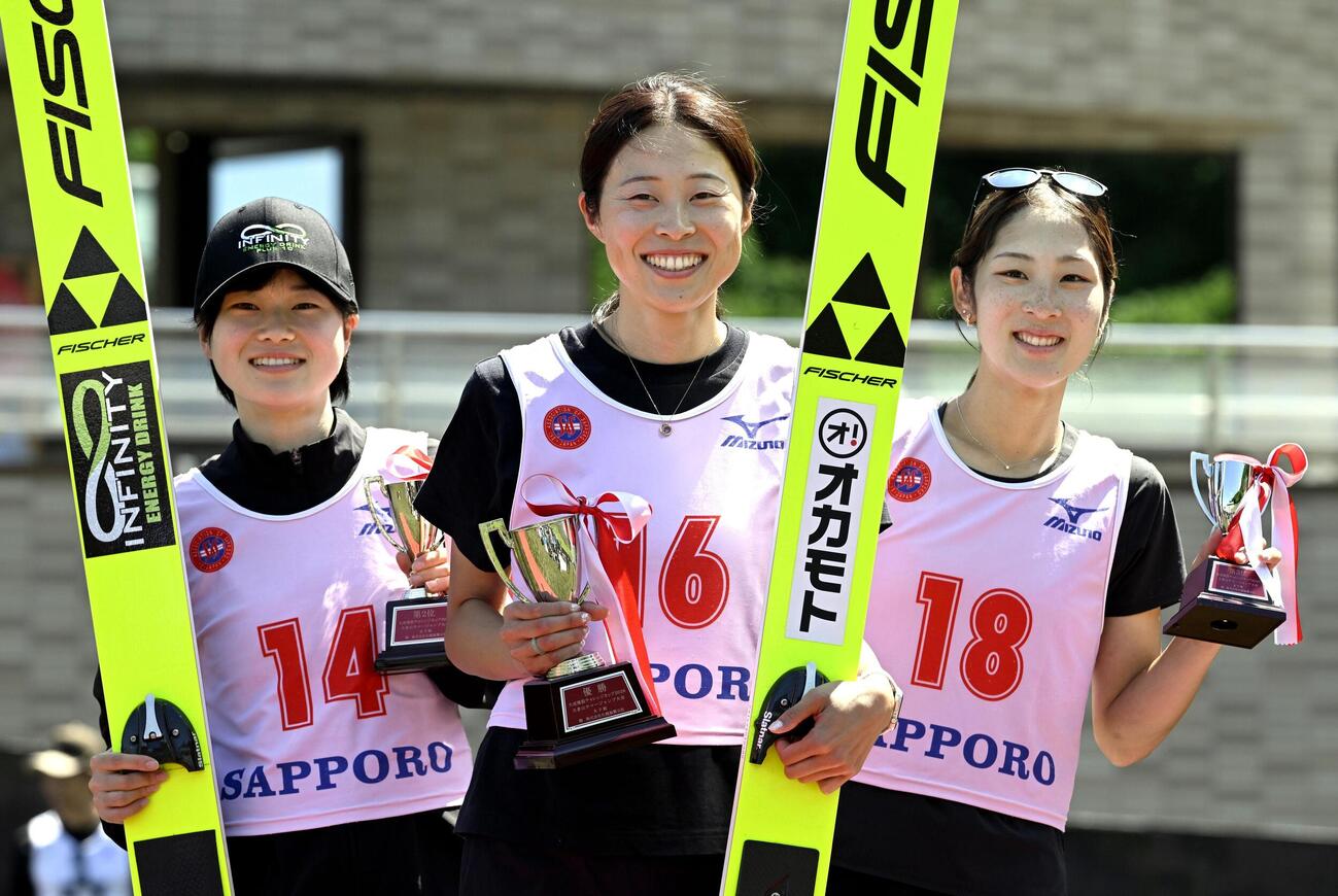 表彰式で写真に納まる、左から女子で2位の中山和、優勝した勢藤優花、3位の葛西優奈＝大倉山(共同)