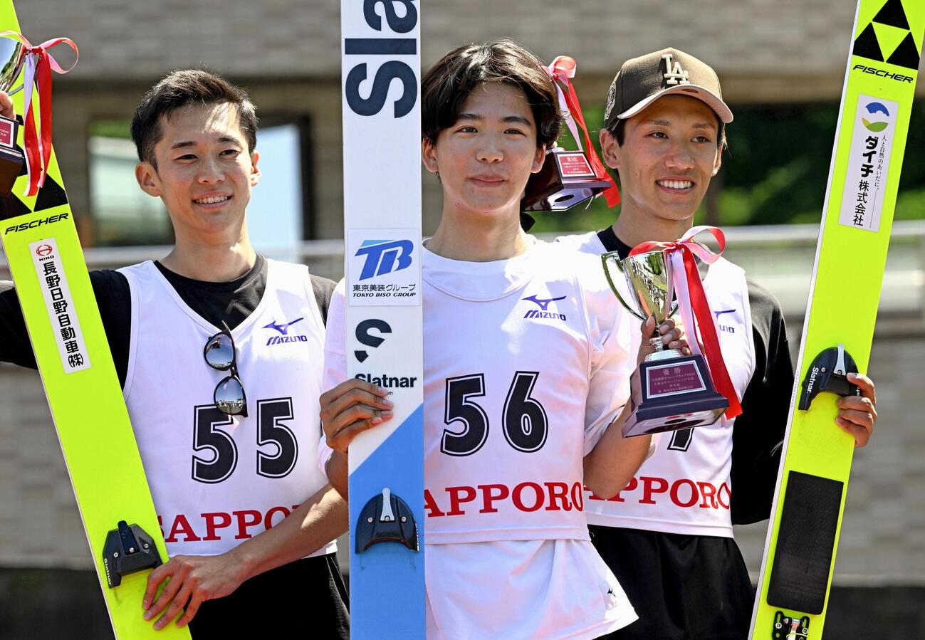 表彰式で写真に納まる、左から男子成年で2位の山本涼太、優勝した布施飛雄真、3位の成田絆＝大倉山(共同)