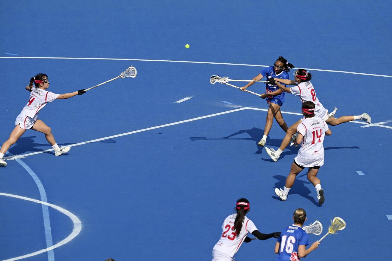 7位決定戦　日本－プエルトリコ　守備する日本の選手たち＝大井ホッケー競技場（（C）WORLD LACROSSE＝共同）