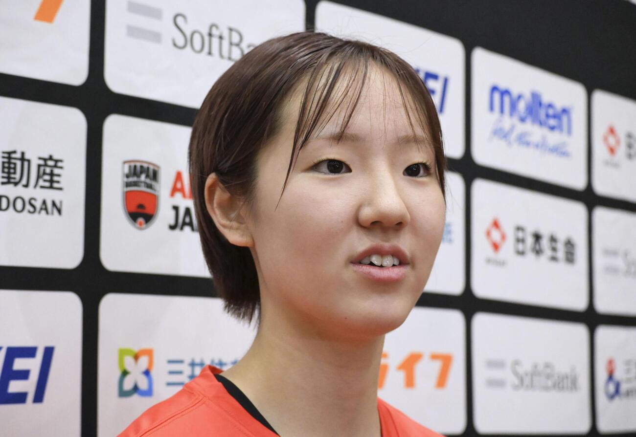 取材に応じるバスケットボール女子の田中＝2日、東京都内(共同)