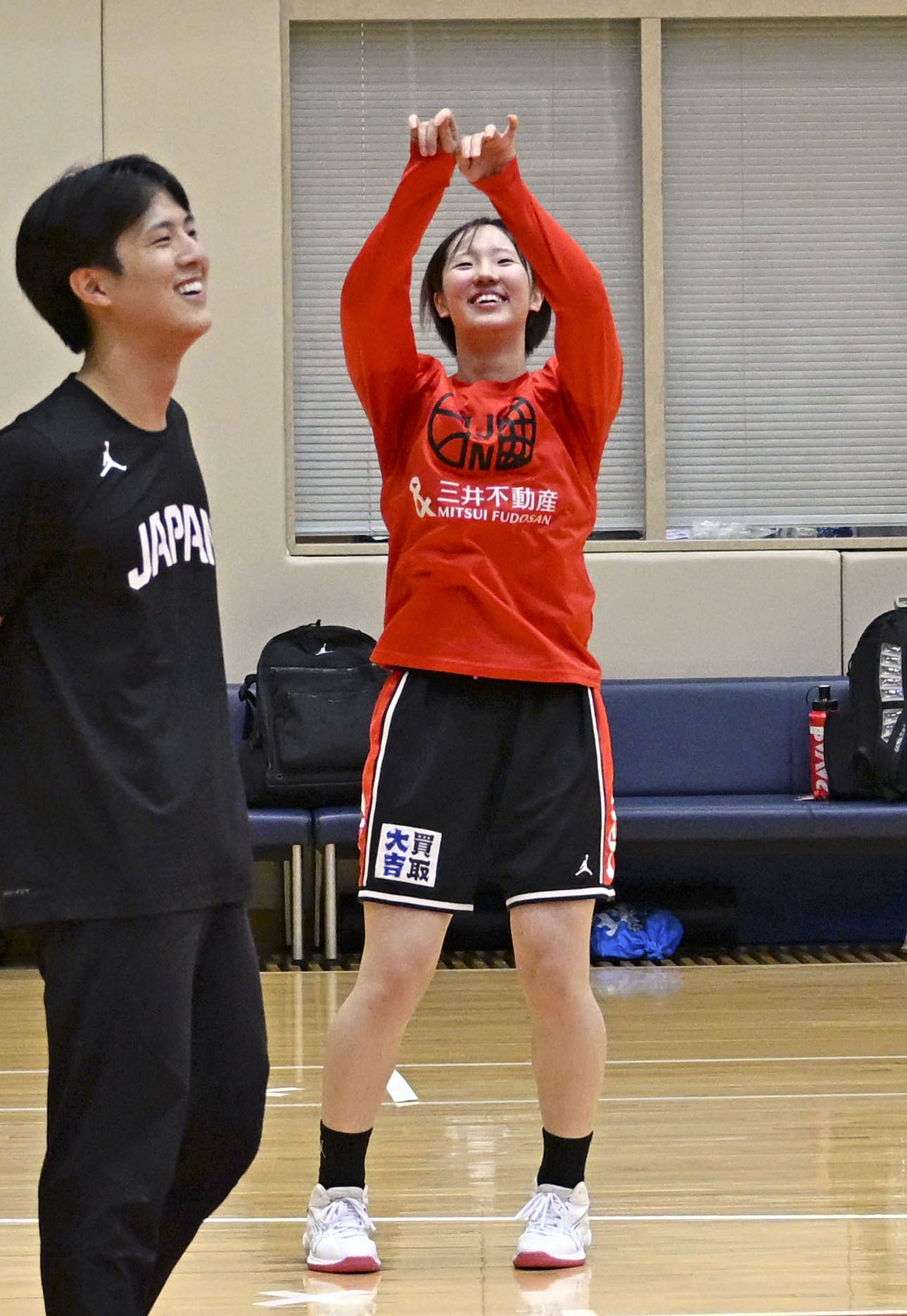 シュート練習するバスケットボール女子の田中（右）＝2日、東京都内(共同)