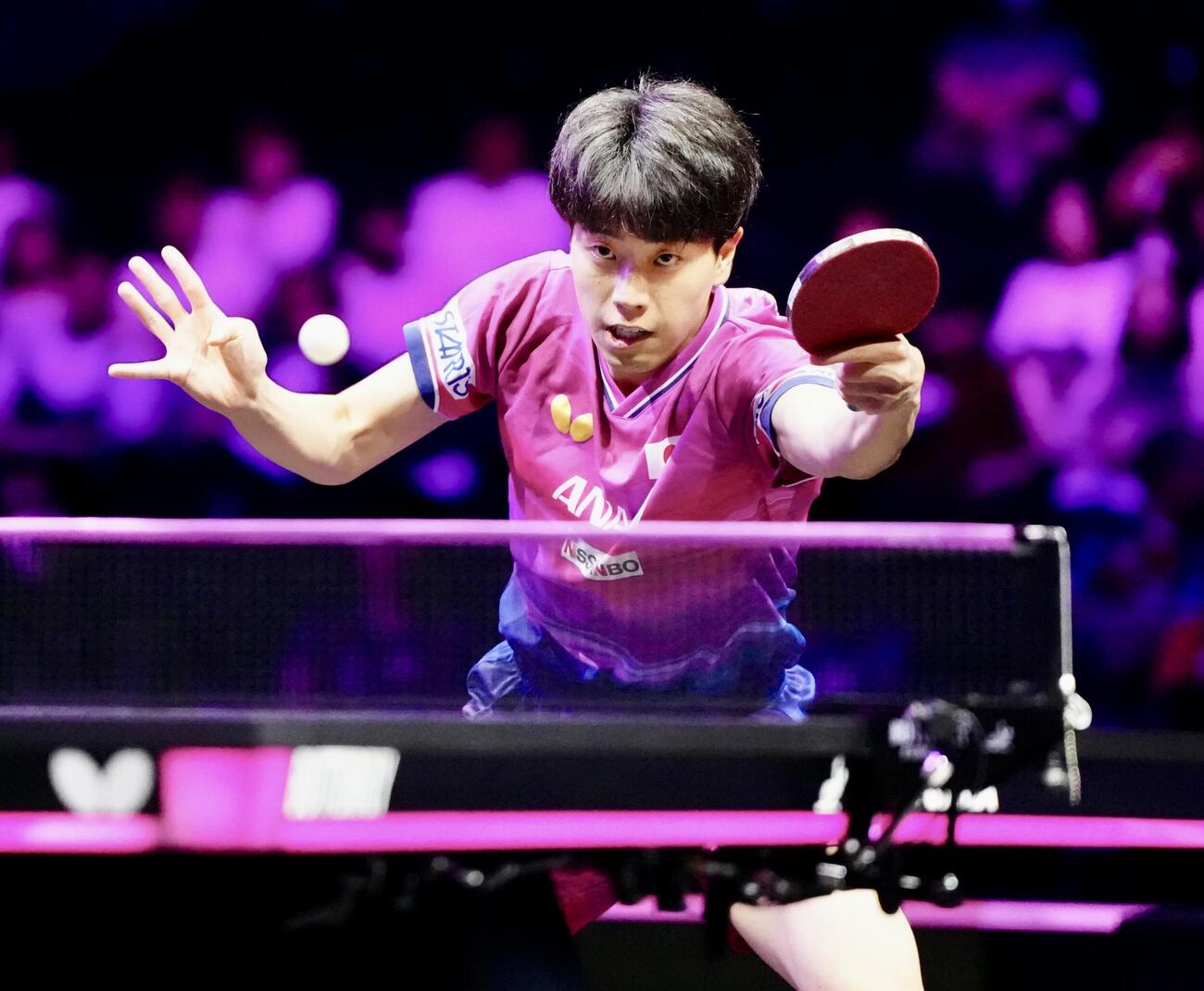 男子シングルス1回戦で宇田幸矢と対戦する篠塚大登（撮影・江口和貴）