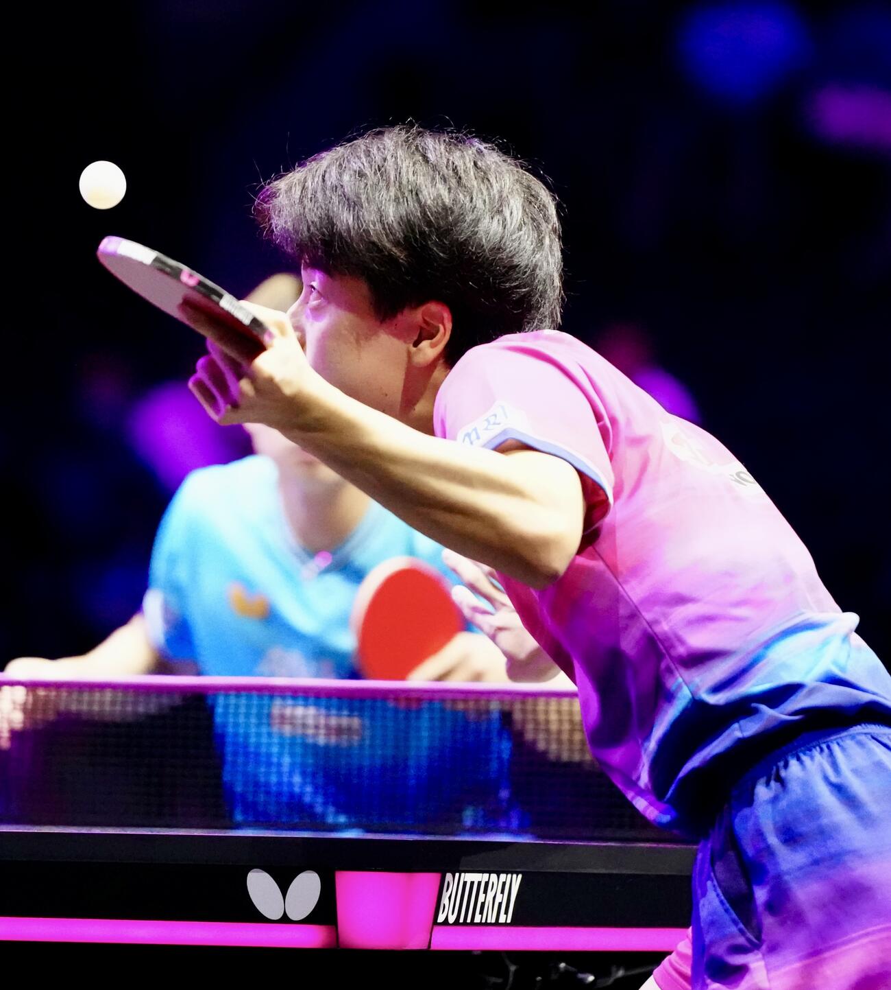 男子シングルス1回戦、宇田幸矢との対戦でサーブを放つ篠塚大登（撮影・江口和貴）