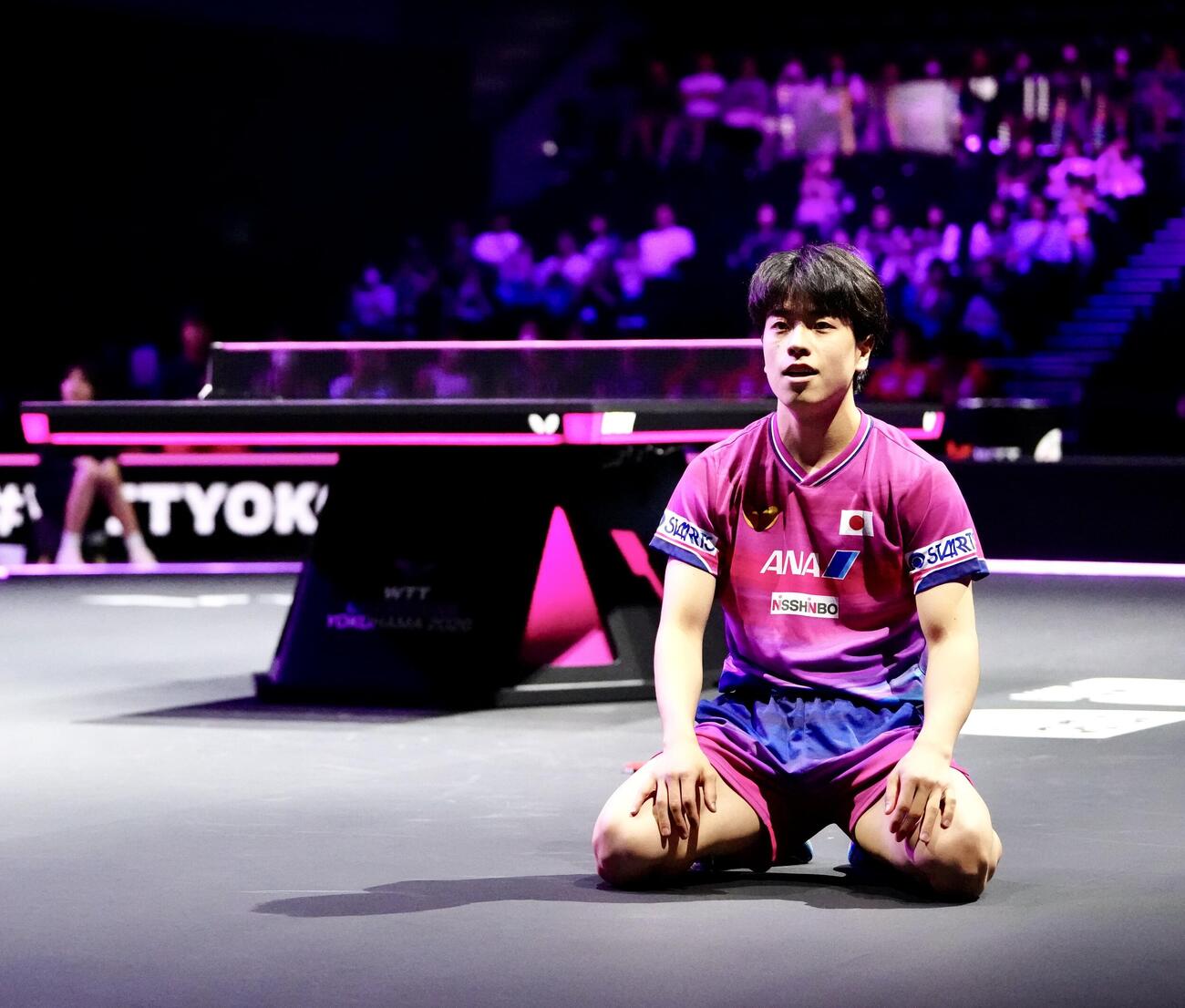 男子シングルス1回戦で宇田幸矢に勝利し、座り込む篠塚大登（撮影・江口和貴）