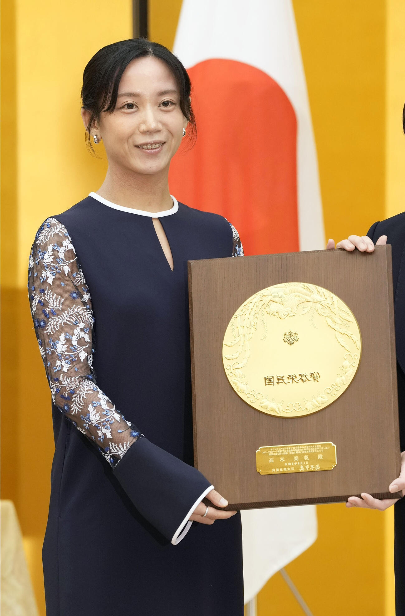 国民栄誉賞表彰式で、盾を手にするスピードスケートの高木美帆さん＝4日午後、首相官邸