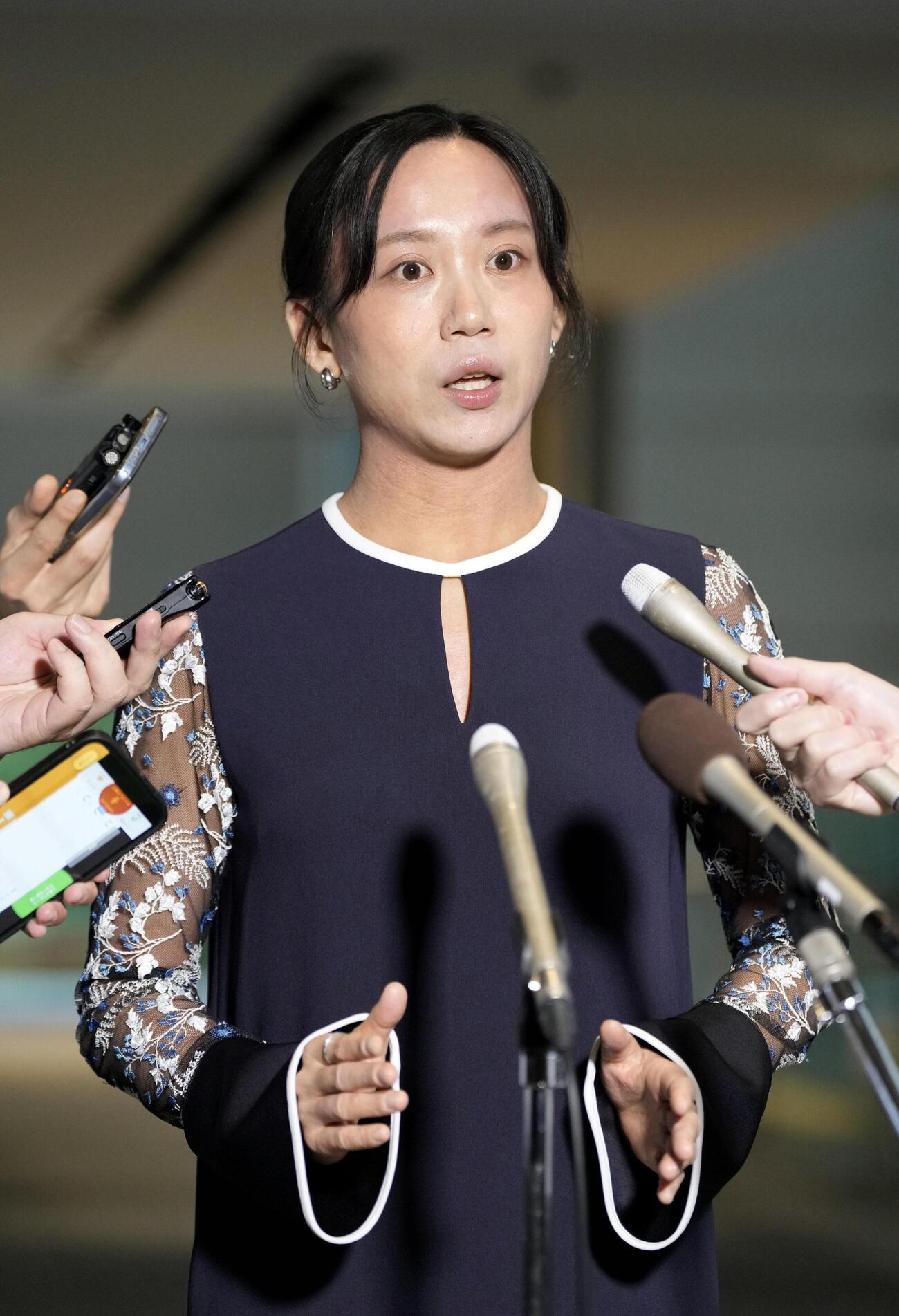 国民栄誉賞表彰式を終え、笑顔で記者団の取材に応じるスピードスケートの高木美帆さん（共同）