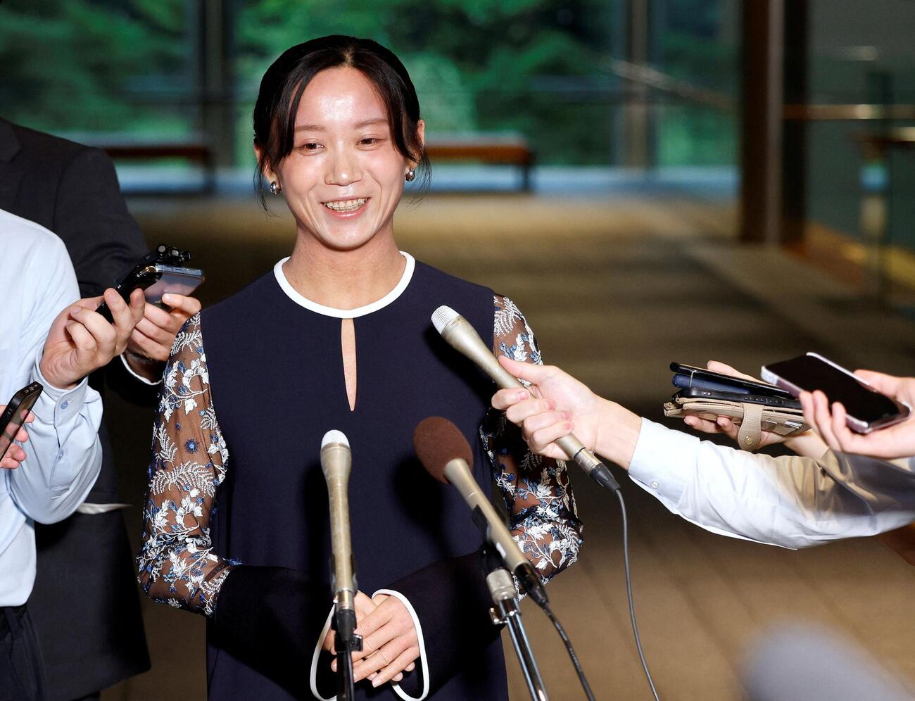 国民栄誉賞表彰式を終え、笑顔で記者団の取材に応じるスピードスケートの高木美帆さん（ロイター）