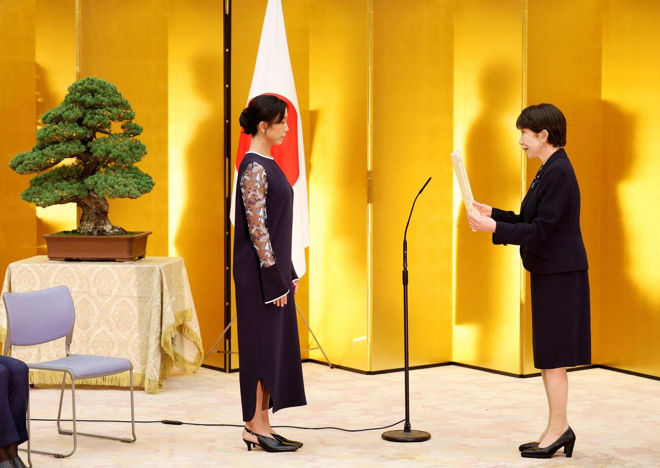 国民栄誉賞表彰式で、高市首相（右）から賞状を受け取るスピードスケートの高木美帆さん（ロイター）