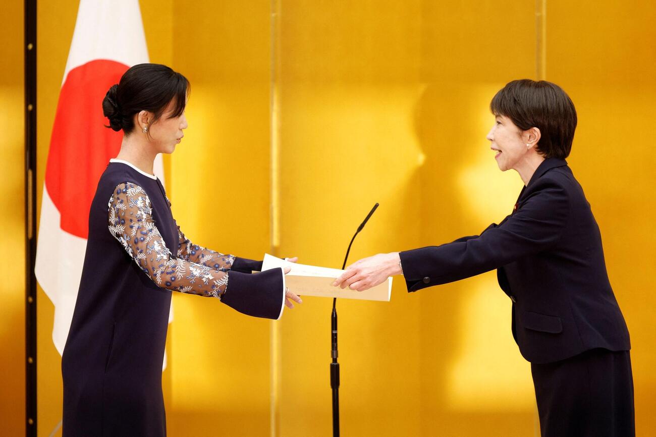 国民栄誉賞表彰式で、高市首相（右）から賞状を受け取るスピードスケートの高木美帆さん（ロイター）