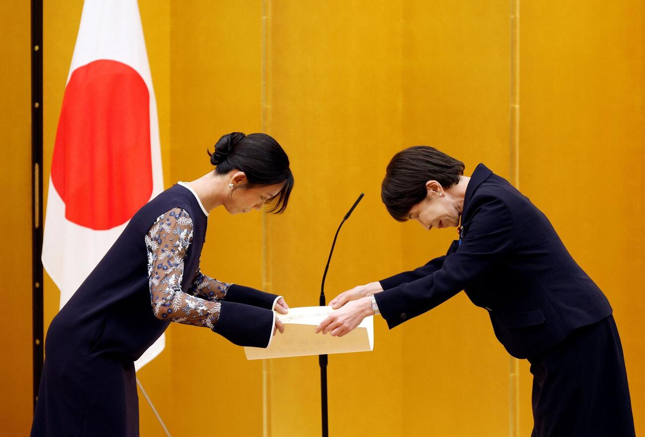 国民栄誉賞表彰式で、高市首相（右）から賞状を受け取るスピードスケートの高木美帆さん（ロイター）