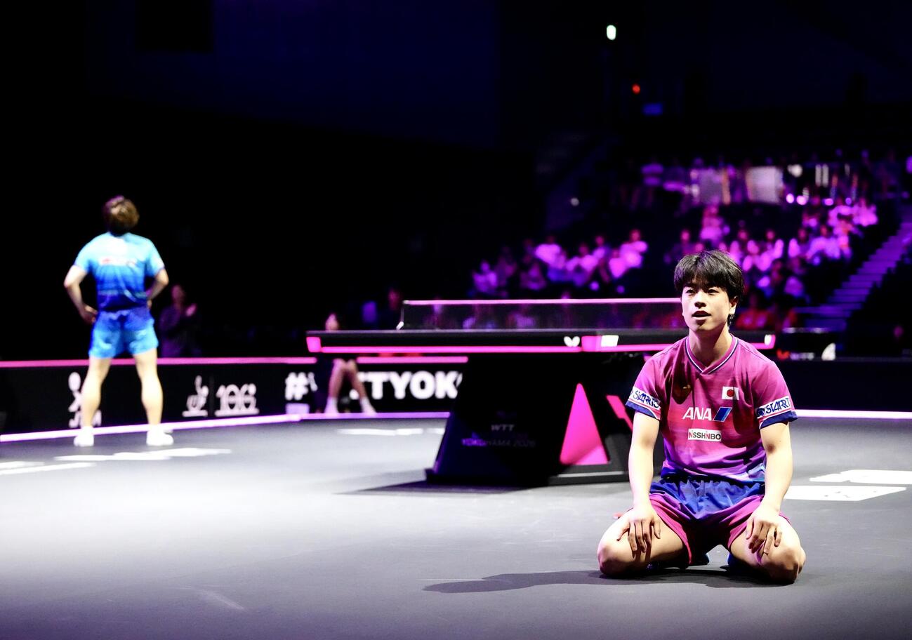 男子シングルス1回戦で宇田幸矢（左）に勝利し、座り込む篠塚大登（撮影・江口和貴）