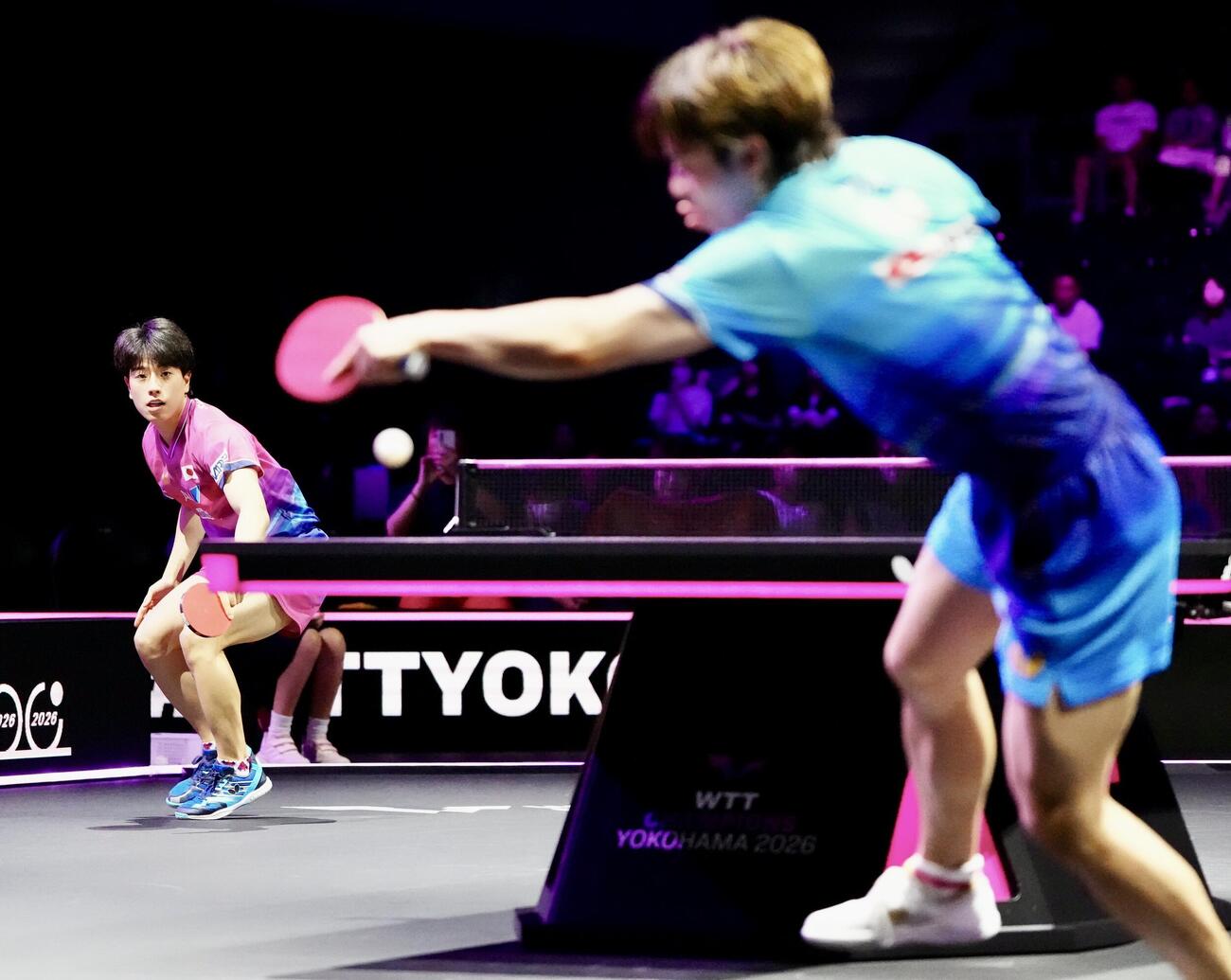 男子シングルス1回戦で宇田幸矢（手前）から第3ゲームを奪う篠塚大登（撮影・江口和貴）