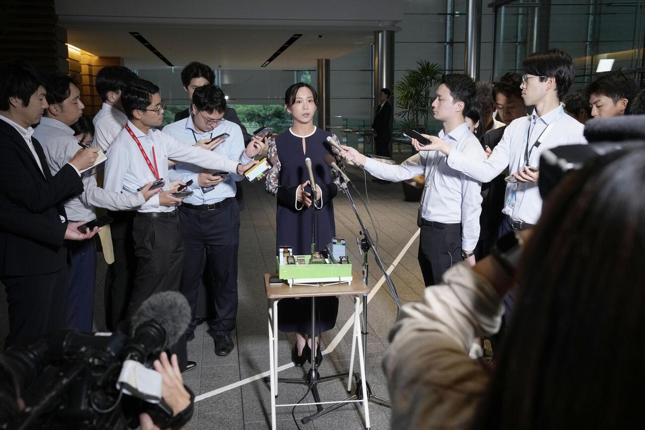 国民栄誉賞表彰式を終え、記者団の取材に応じるスピードスケートの高木美帆さん（中央）（共同）