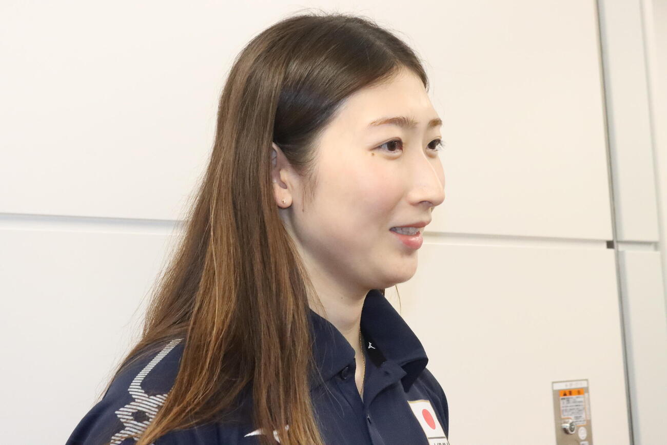 競泳のパンパシフィック選手権に向けた出発前に取材に対応する池江璃花子