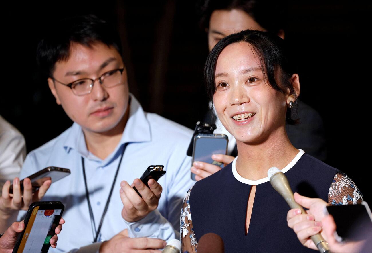 国民栄誉賞表彰式を終え、笑顔で記者団の取材に応じるスピードスケートの高木美帆さん（ロイター）
