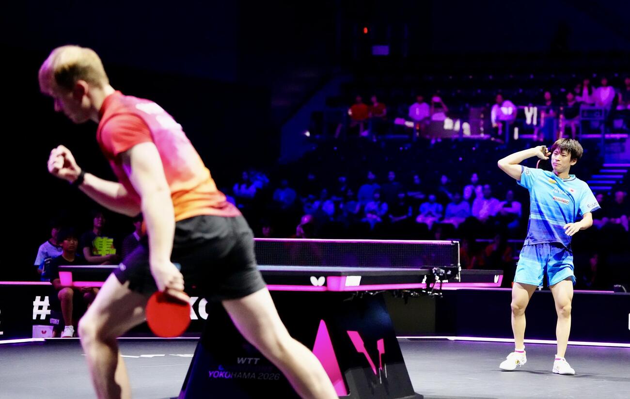 男子シングルス1回戦　第5ゲーム、ドイツのドゥダ（左）に敗れた戸上隼輔（撮影・江口和貴）