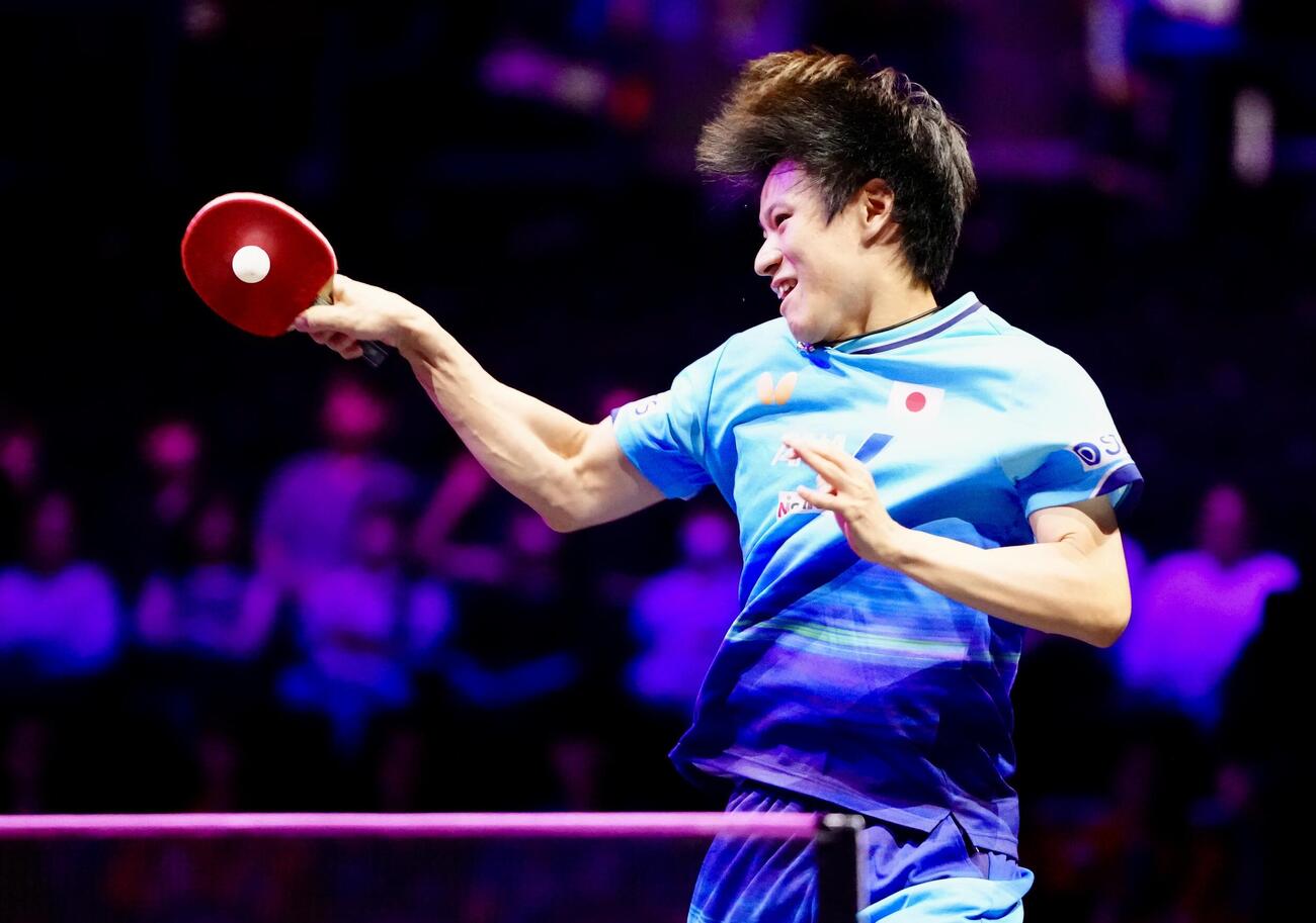 男子シングルス1回戦でドイツのドゥダと対戦する戸上隼輔（撮影・江口和貴）