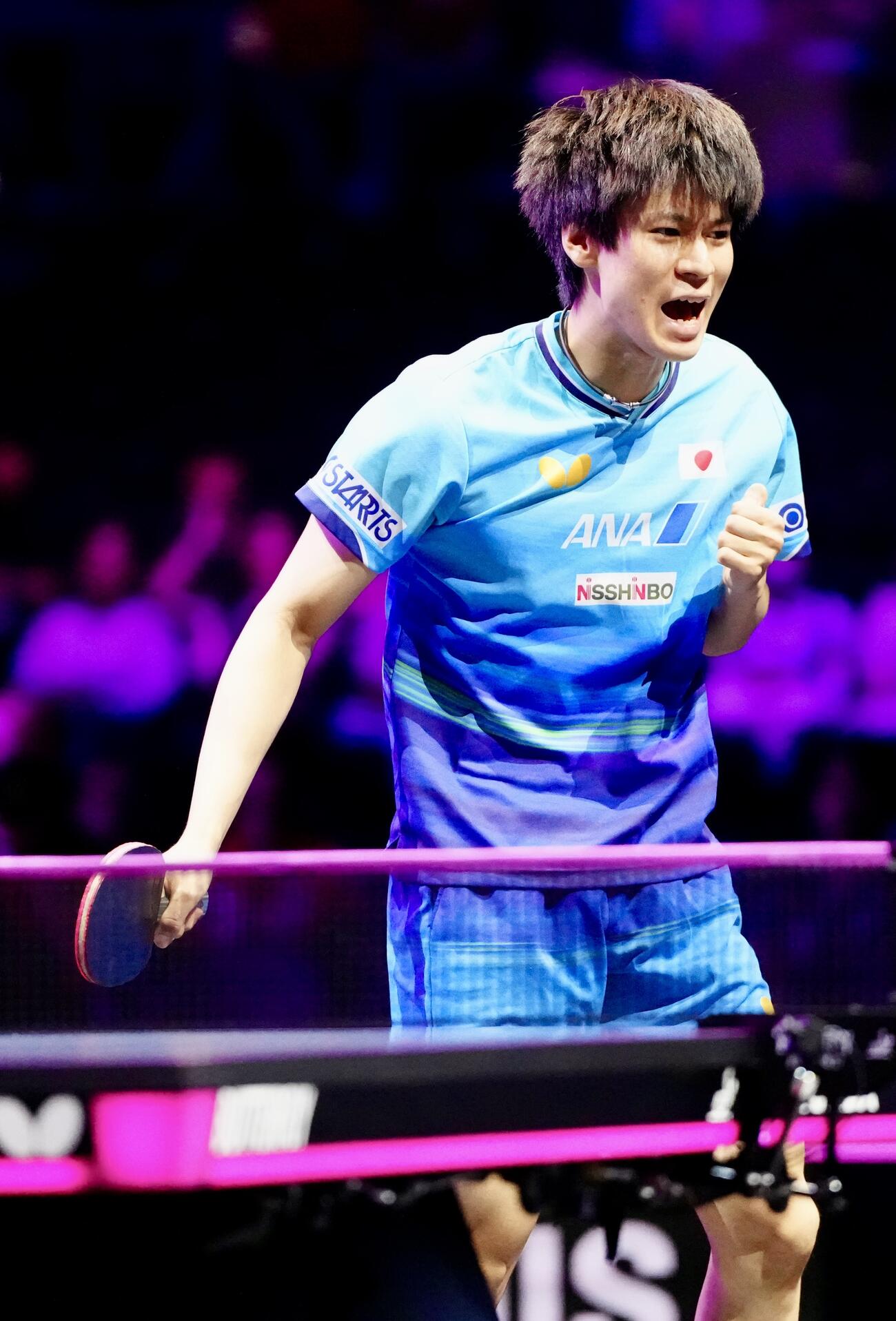 男子シングルス1回戦　第2ゲーム、ドイツのドゥダからポイントを奪い、ガッツポーズの戸上隼輔（撮影・江口和貴）