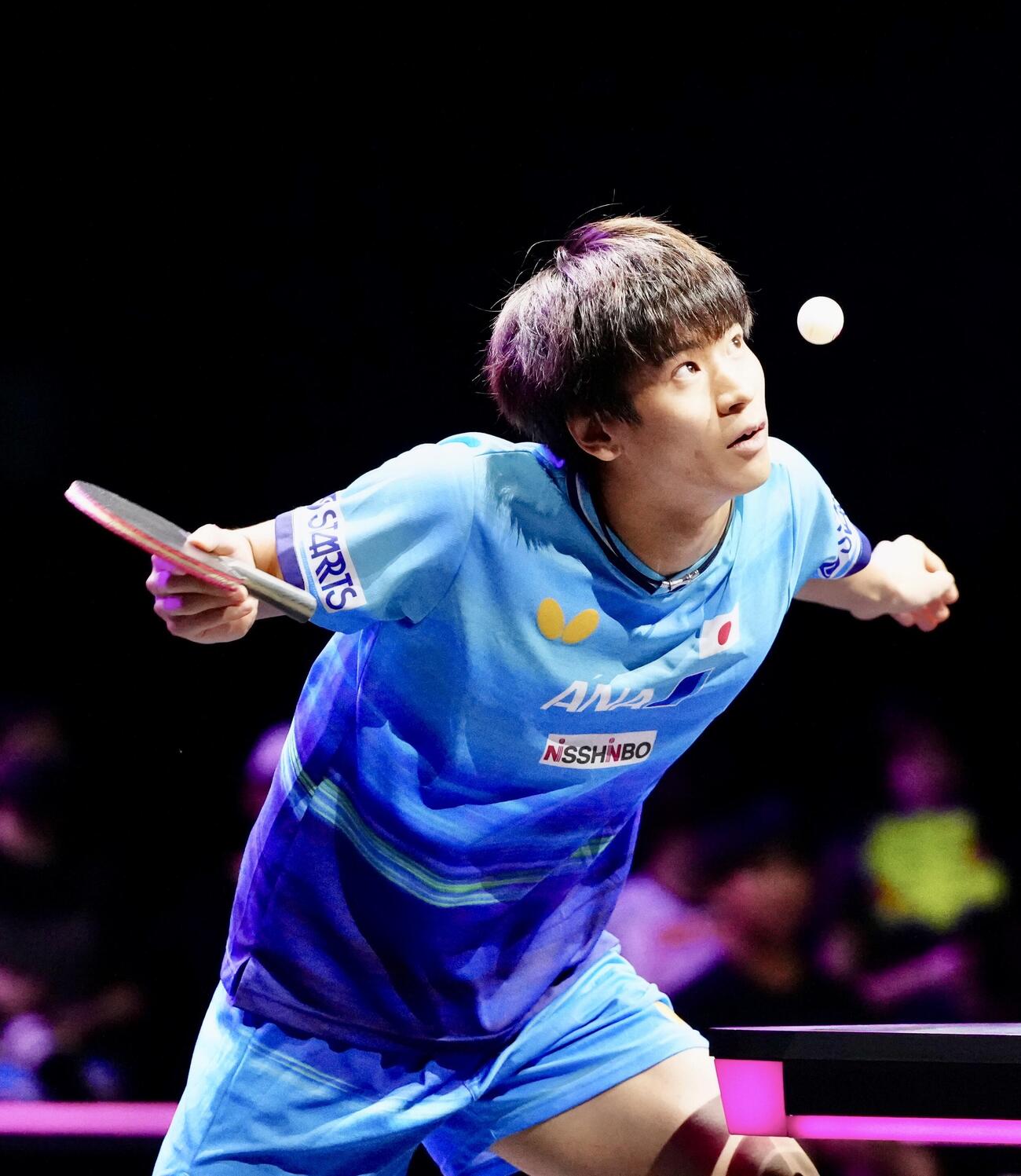 男子シングルス1回戦でドイツのドゥダと対戦し、サーブを放つ戸上隼輔（撮影・江口和貴）