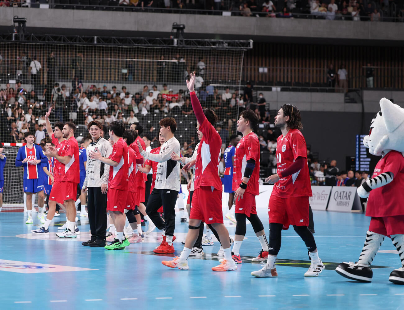 パリ・サンジェルマン対ジークスター東京　試合が終わり観客にあいさつをするジークスター東京の選手たち（撮影・増田悦実）
