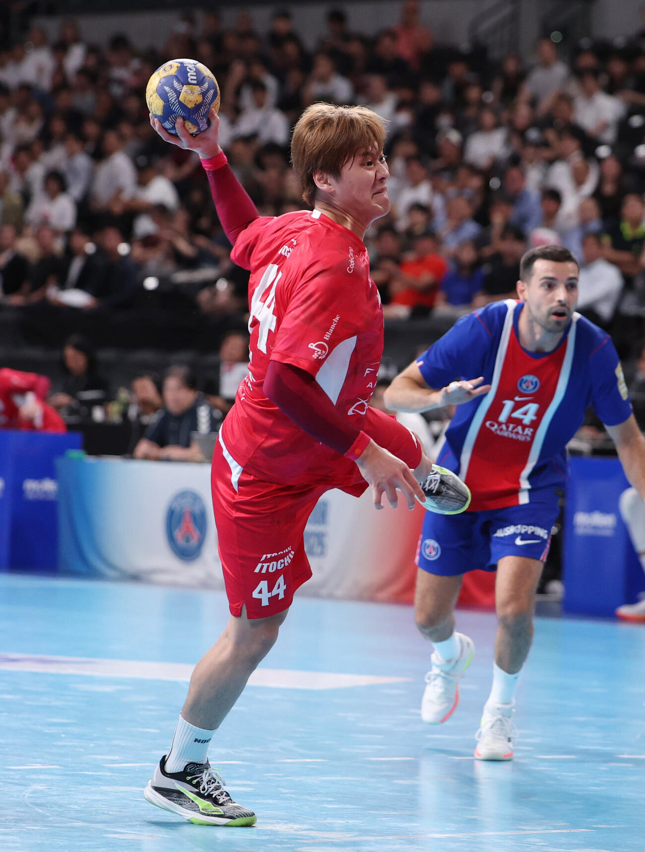 パリ・サンジェルマン対ジークスター東京　後半、シュートを放つジークスター東京の蔦谷大雅（撮影・増田悦実）