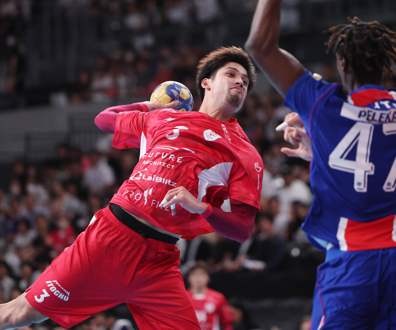 パリ・サンジェルマン対ジークスター東京　後半、シュートを放つジークスター部井久アダム勇樹（撮影・増田悦実）