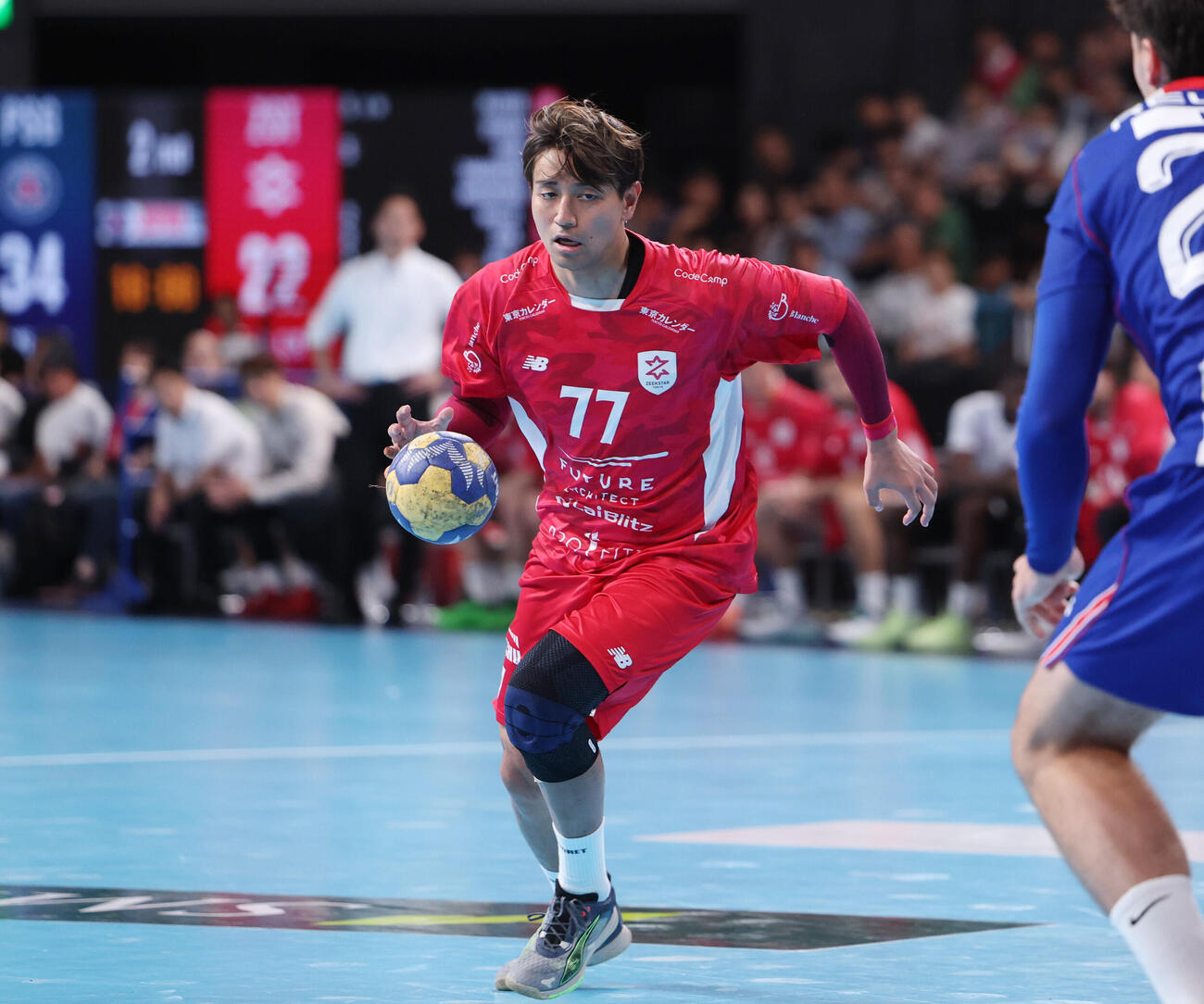 パリ・サンジェルマン対ジークスター東京　後半、ドリブルをするジークスター東江雄斗（撮影・増田悦実）