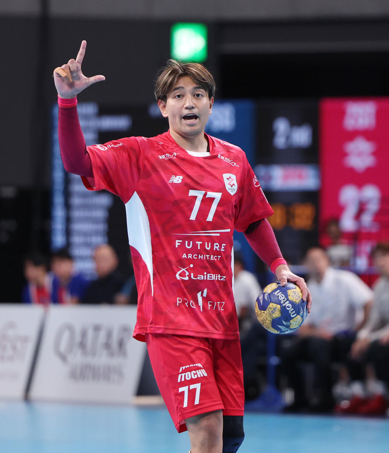 パリ・サンジェルマン対ジークスター東京　後半、メンバーにコールをするジークスター東江雄斗（撮影・増田悦実）