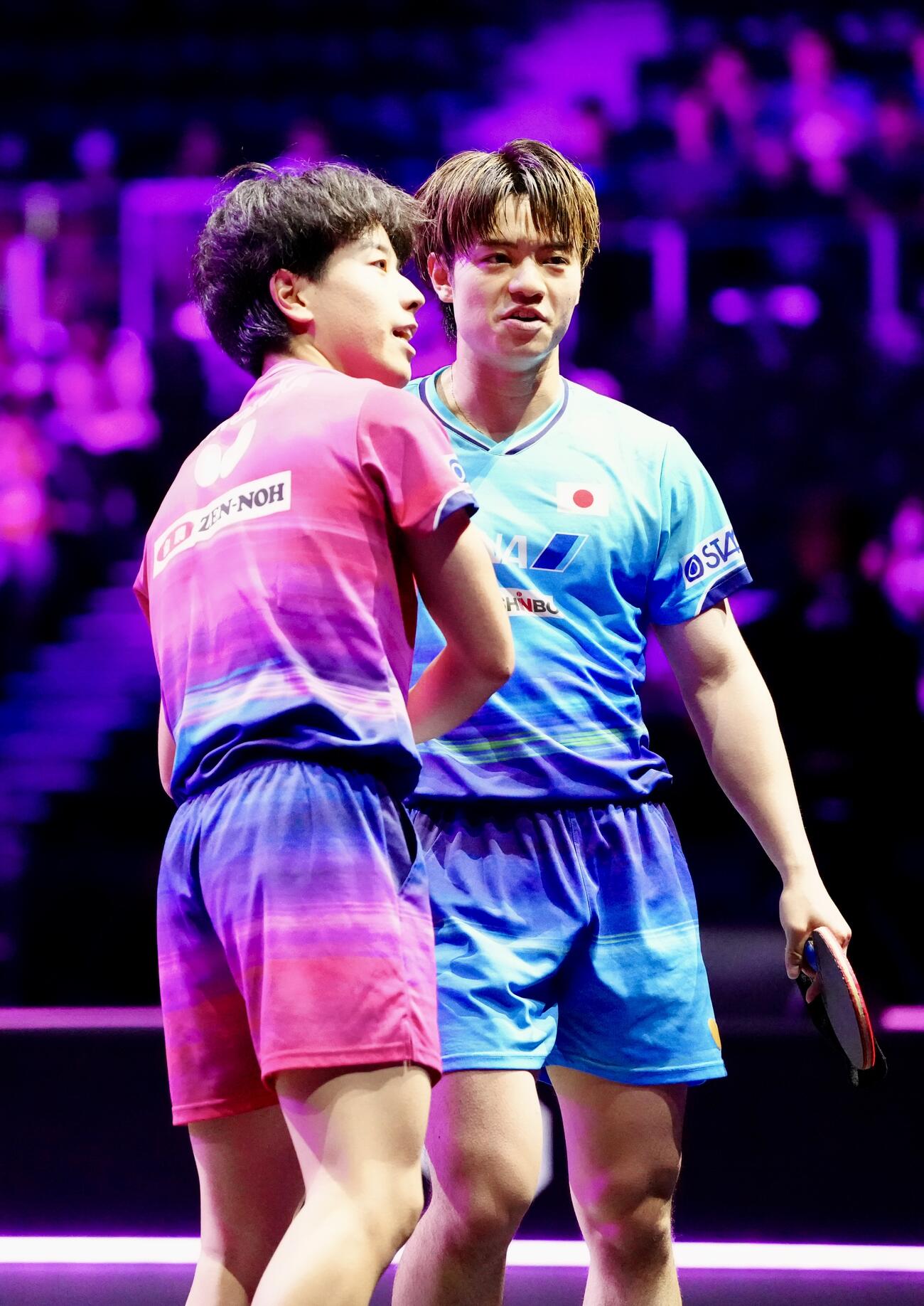男子シングルス1回戦で対戦し、あいさつを交わす篠塚大登（左）と宇田幸矢（撮影・江口和貴）