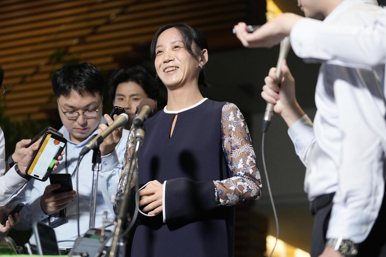 国民栄誉賞表彰式を終え、笑顔で記者団の取材に応じるスピードスケートの高木美帆さん（共同）