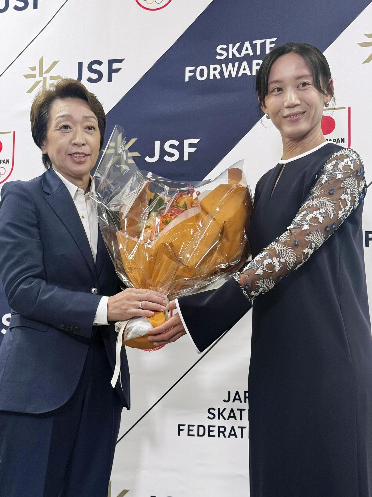 国民栄誉賞を授与された高木美帆さん（右）に花束を手渡すJOCの橋本聖子会長（共同）