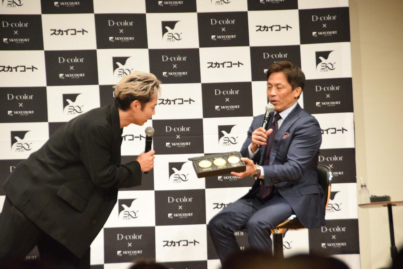 野村忠宏さん（右）の金メダルに釘付けになる高橋大輔さん
