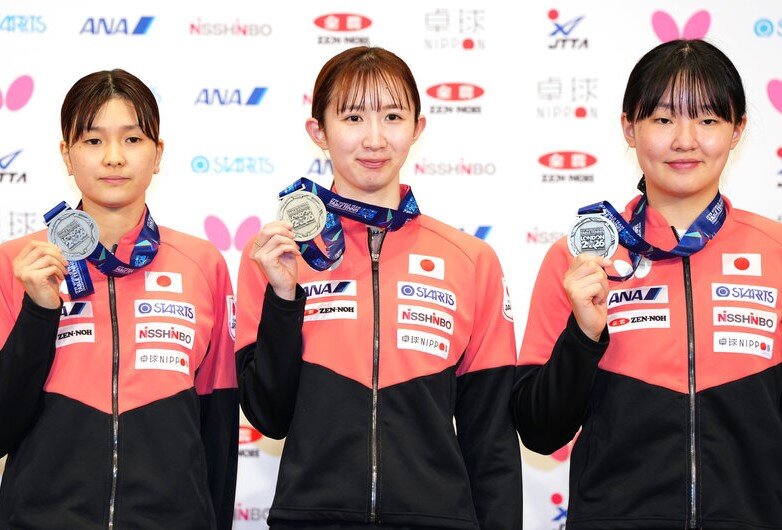 左から橋本帆乃香、早田ひな、張本美和（2026年5月撮影）