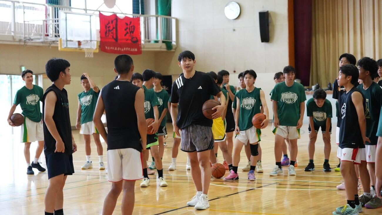 後輩たちと交流するアルバルク東京・小酒部泰暉