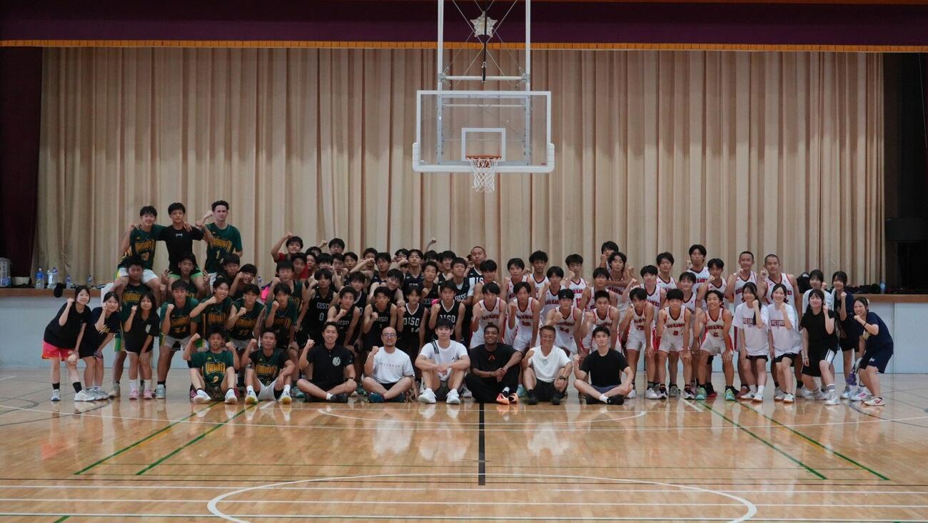 アルバルク東京・小酒部泰暉と動画クリエーターのクリスのバスケ日記が母校の神奈川・山北高校と恩師のいる大磯高校へバスケットボールを寄贈