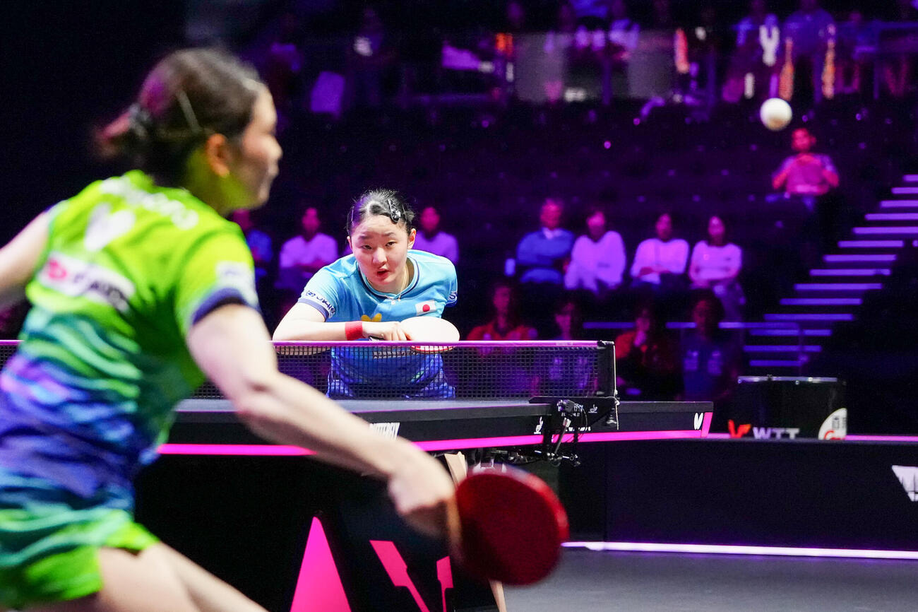 女子シングルス1回戦の第5ゲーム、橋本帆乃香（手前）からポイントを奪う張本美和（撮影・江口和貴）