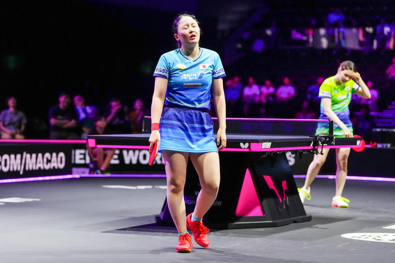 女子シングルス1回戦の第5ゲーム、ラリーを制し橋本帆乃香（右）からポイントを奪うも厳しい表情を見せる張本美和（撮影・江口和貴）