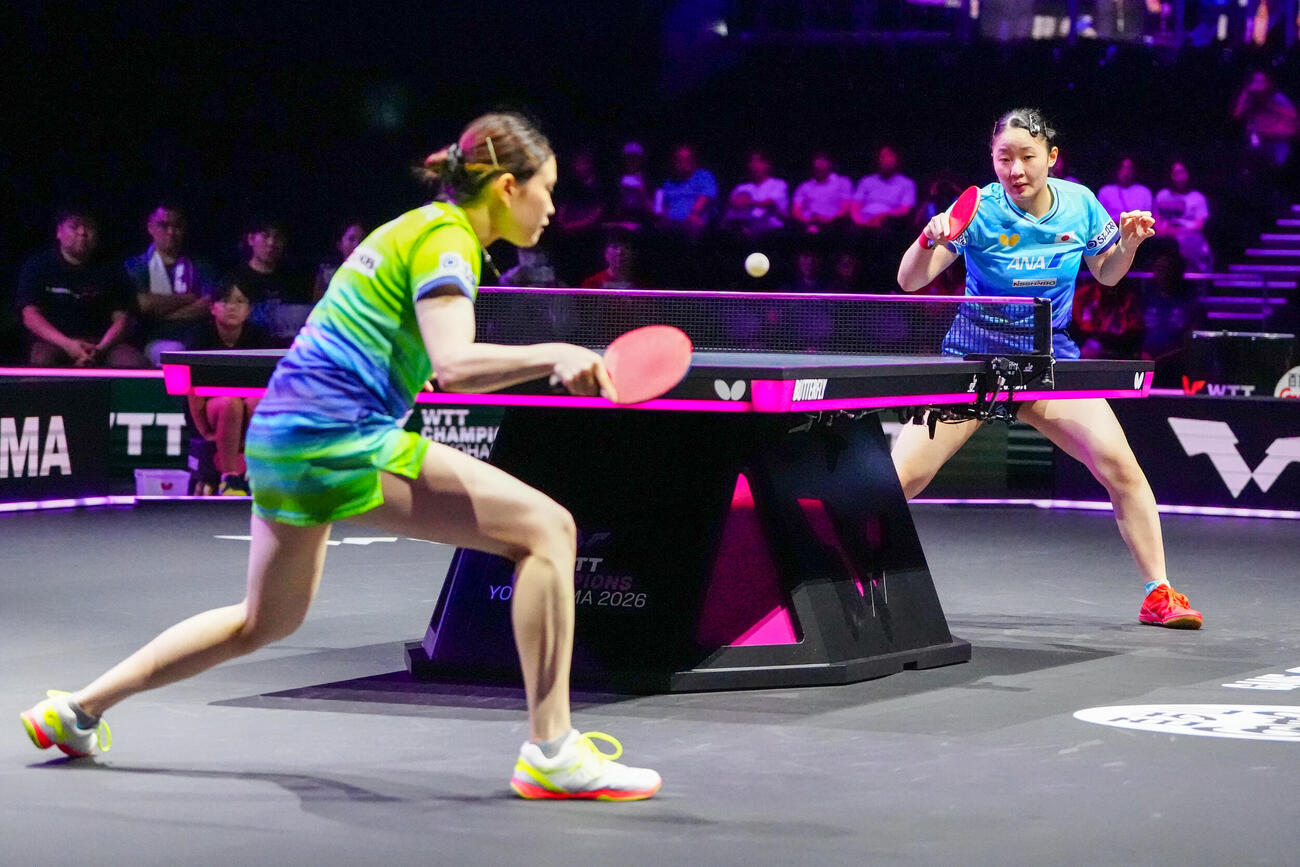 女子シングルス1回戦で対戦する張本美和（右）と橋本帆乃香（撮影・江口和貴）