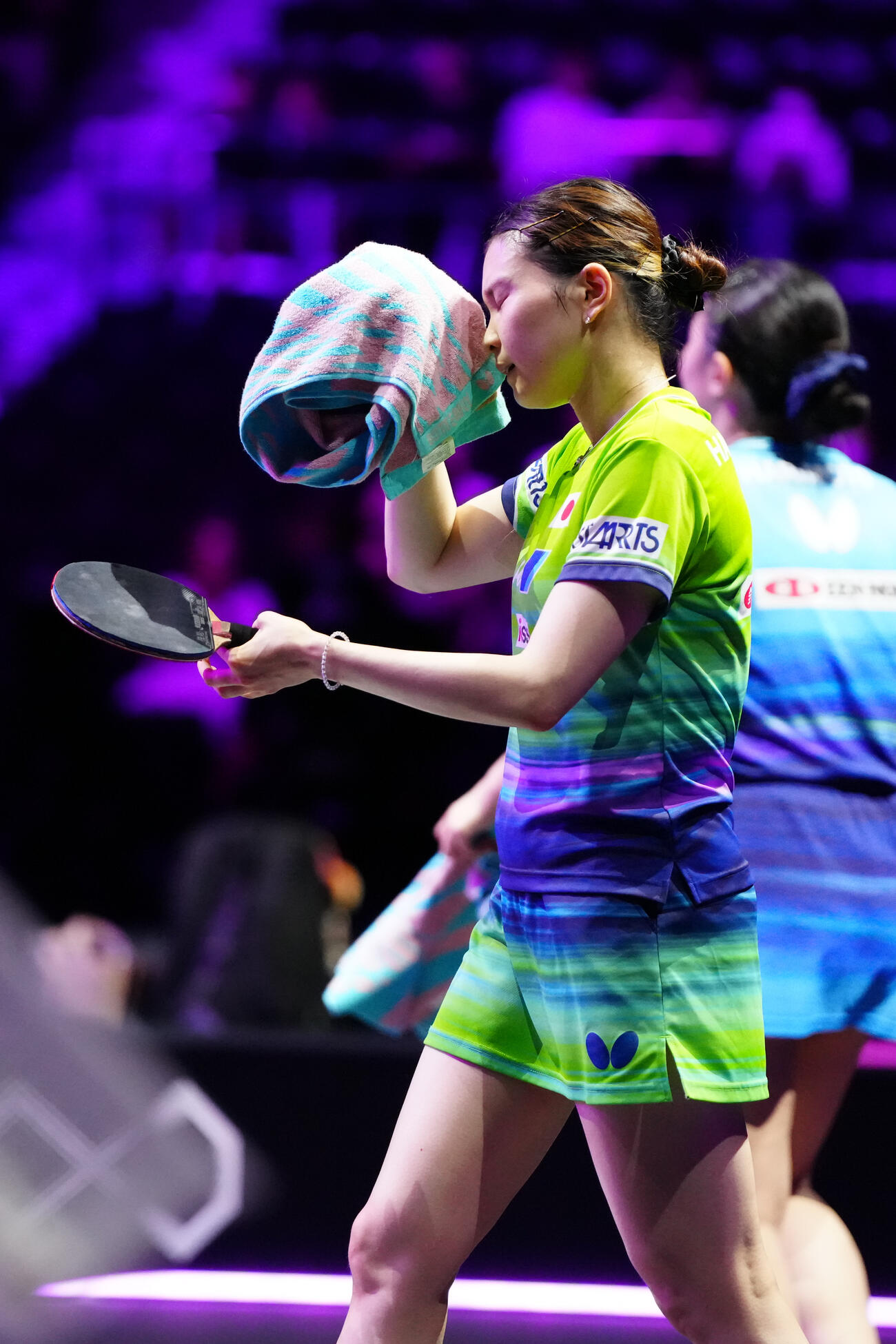女子シングルス1回戦で張本美和（後方）に敗れた橋本帆乃香（撮影・江口和貴）