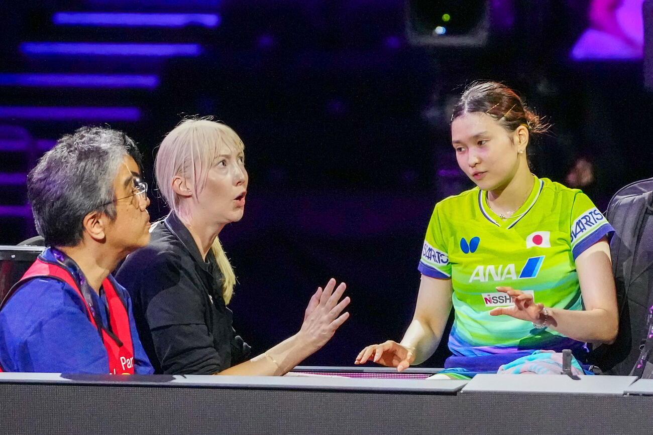 女子シングルス1回戦、張本美和との対戦で、第2ゲーム終了後、医療班と話す橋本帆乃香（右）（撮影・江口和貴）