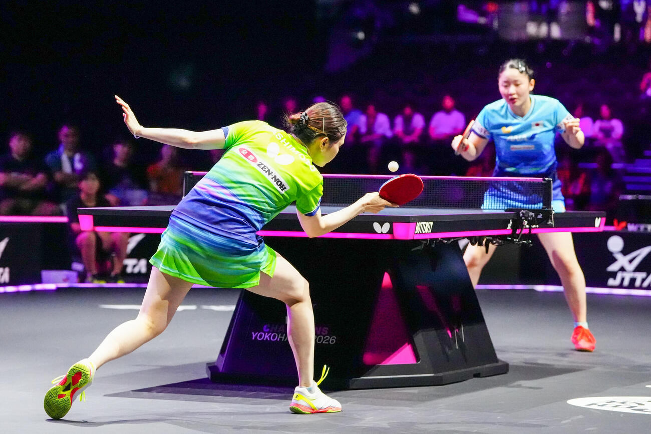 女子シングルス1回戦、張本美和（後方）との対戦で、第4ゲーム、カットする橋本帆乃香（撮影・江口和貴）